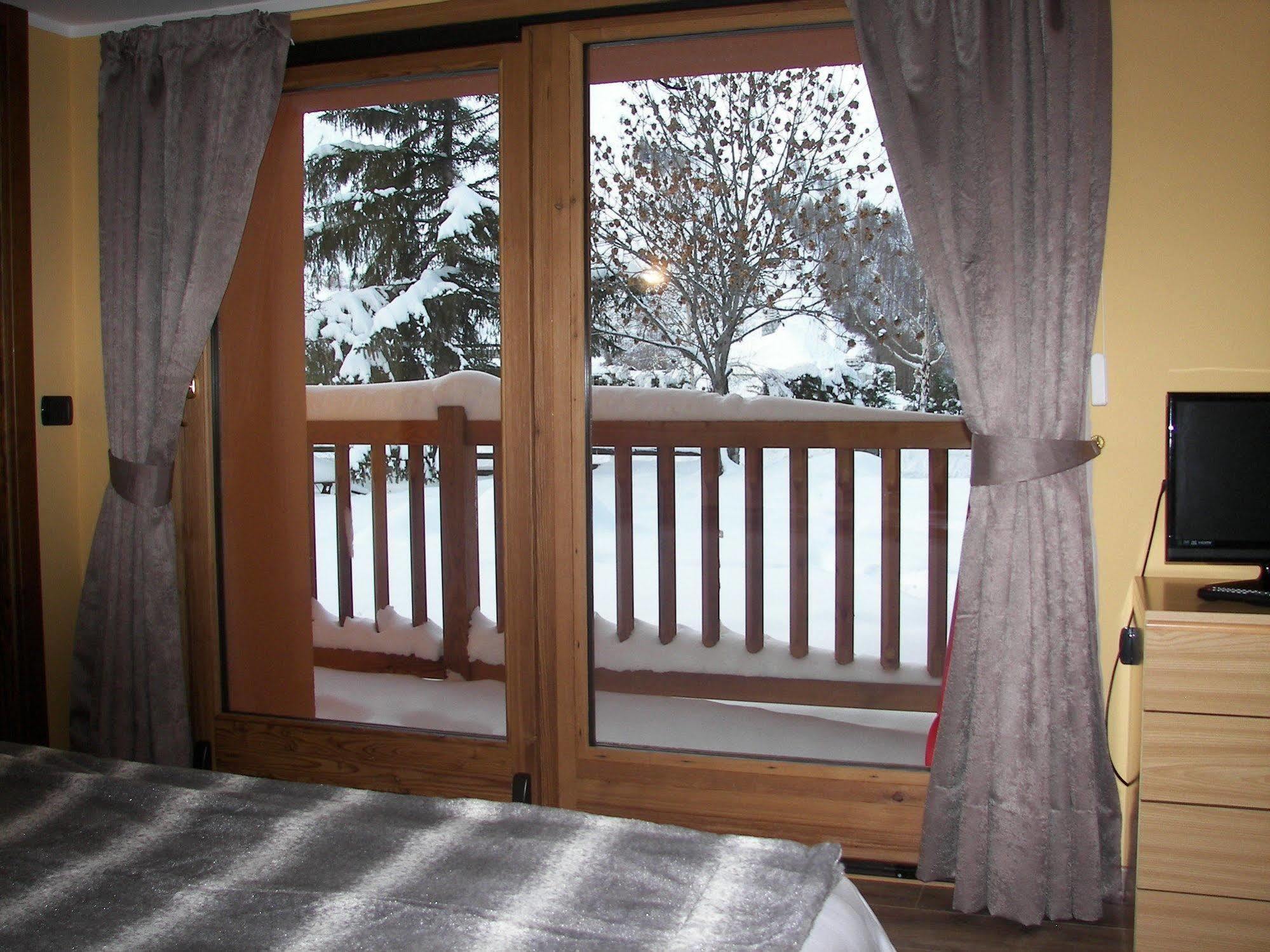 Chalet Alpina Hotel & Apartments La Thuile Ngoại thất bức ảnh